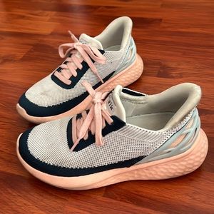 Women's Kizik tennis shoes. 
Version: Athen's 
Color: Bahama 
Size 6 womens